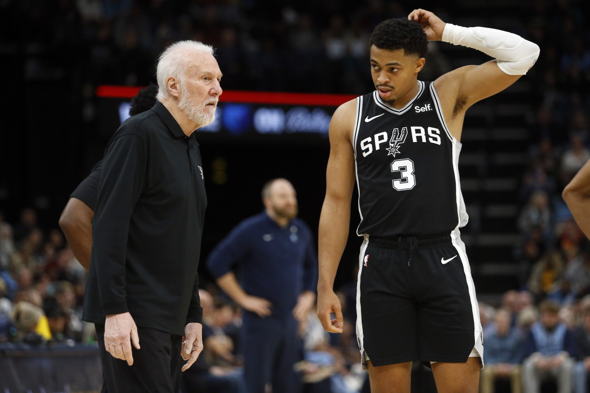 Jan 2, 2024; Memphis, Tennessee, USA; San Antonio Spurs head coach Gregg Popovich (left) talks with forward Keldon Johnson (3) during the second half against the Memphis Grizzlies at FedEx Forum.